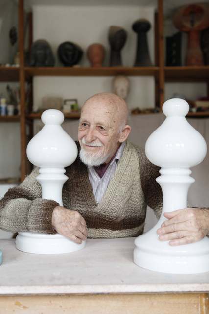 Ivan Jakeš a jeho skleněné lampy